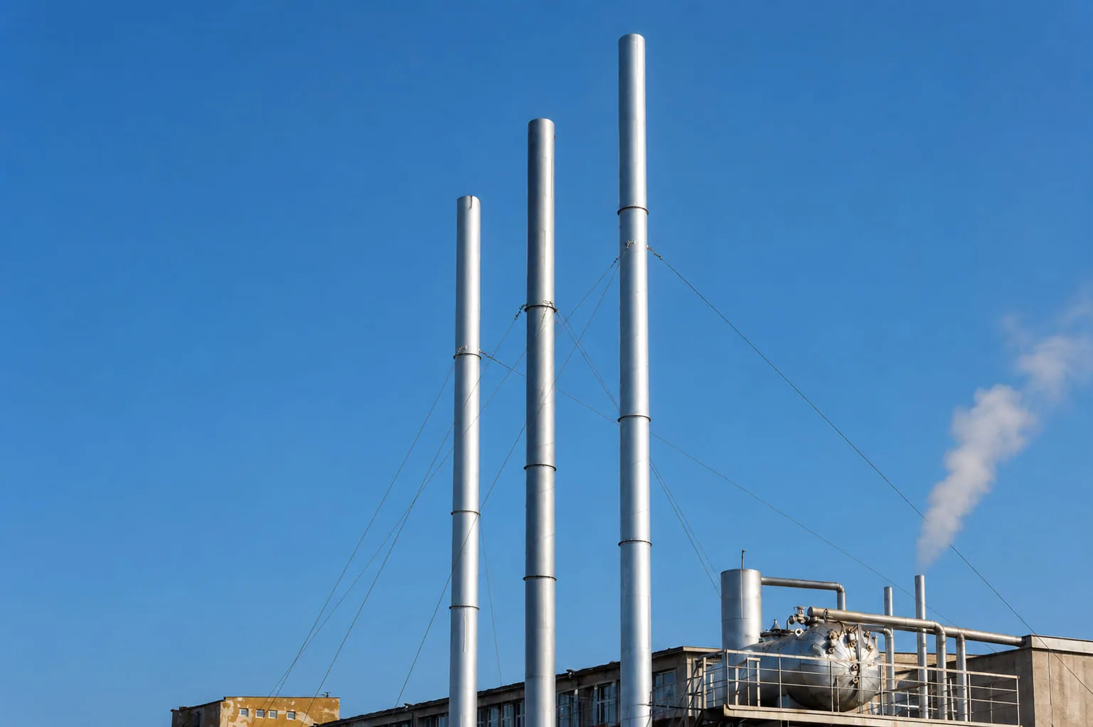 Chimeneas metálicas terminadas en una instalación industrial