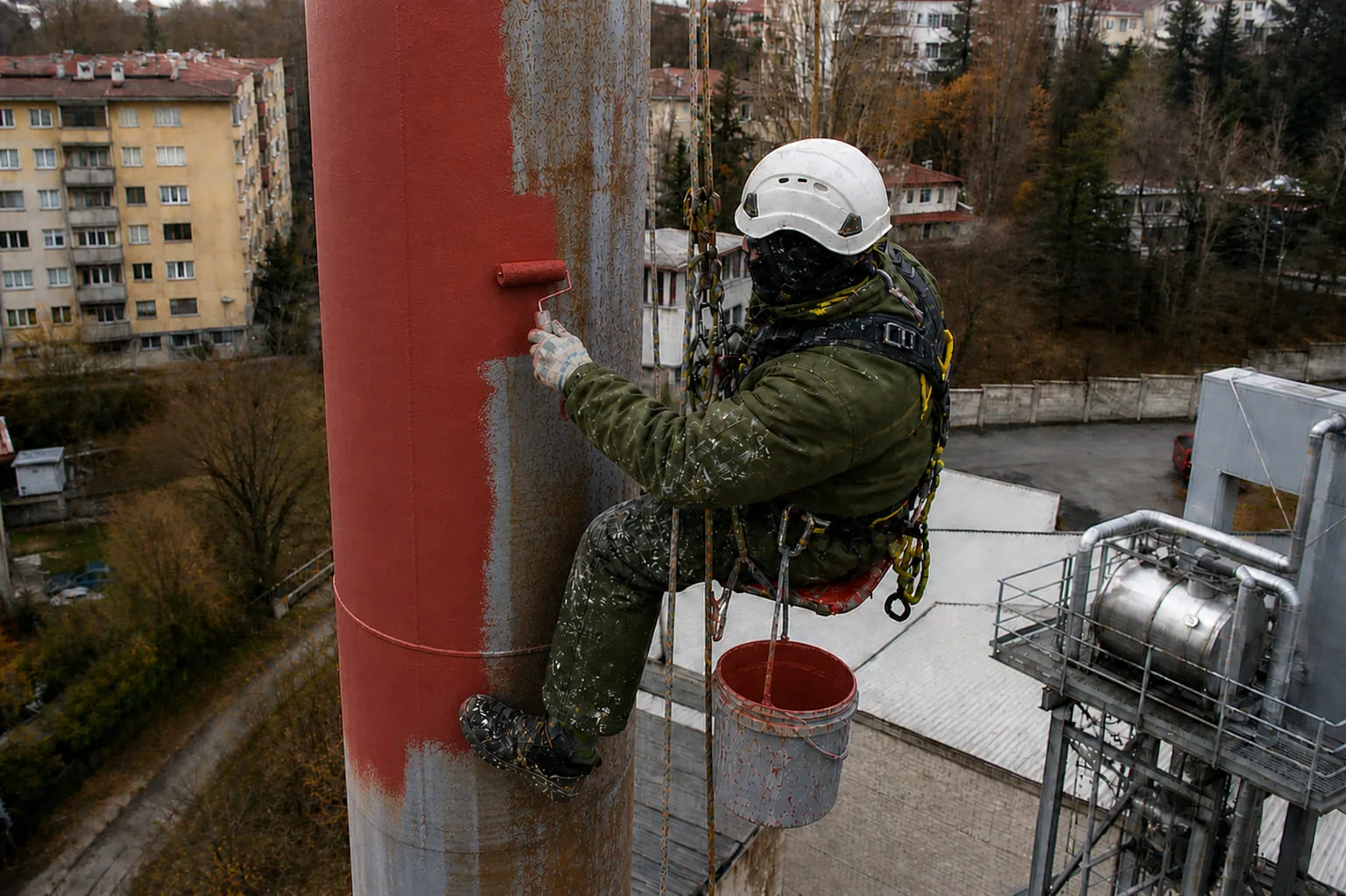 Técnico realizando mantenimiento en una chimenea industrial